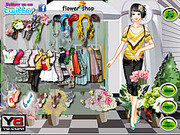 Девушка магазина цветка одевает вверх