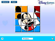 Mickey Mouse, der Puzzlespiel schiebt