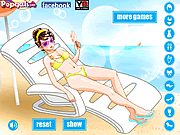Sunbath девушка на пляже