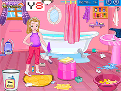 Маленькая девочка убирает ванную комнату