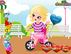 Одевание ребенка на трехколесном велосипеде